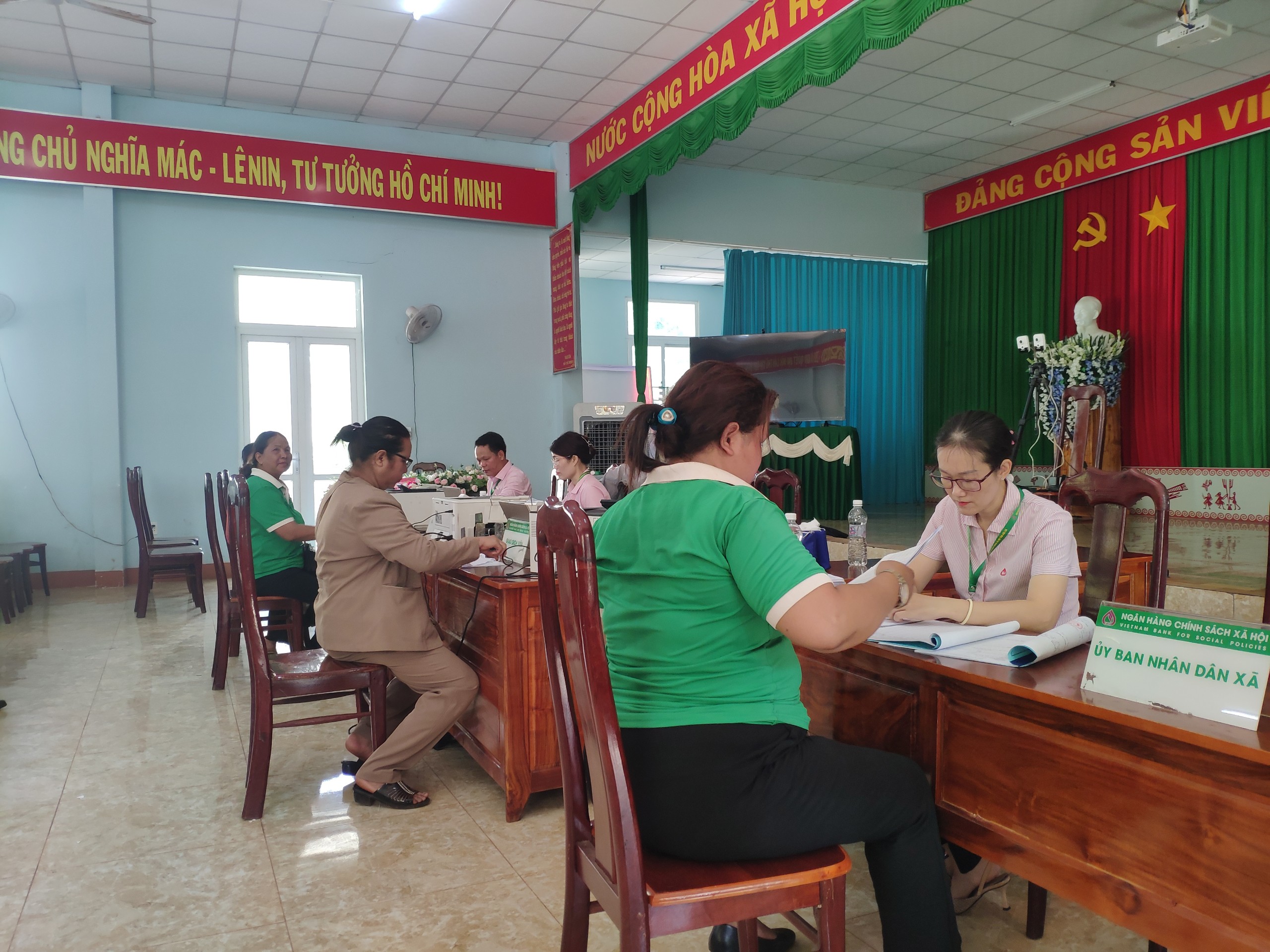 Tổ trưởng tổ tiết kiệm và vay vốn năng nổ, nhiệt tình trong công tác